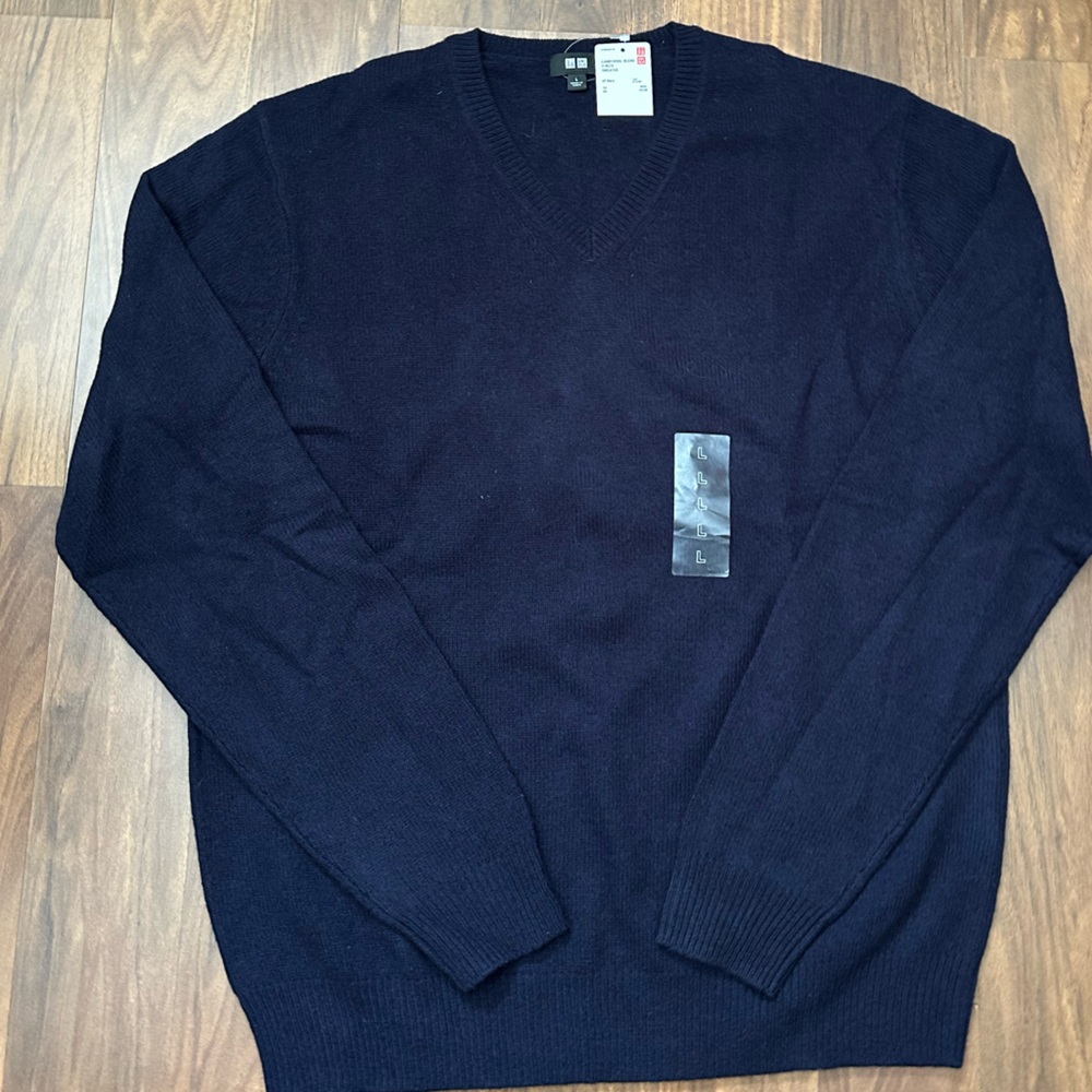 UNIQLO Men's Lambs wool Blend V Neck Navy Sweater Size L - Picture 2 of 9